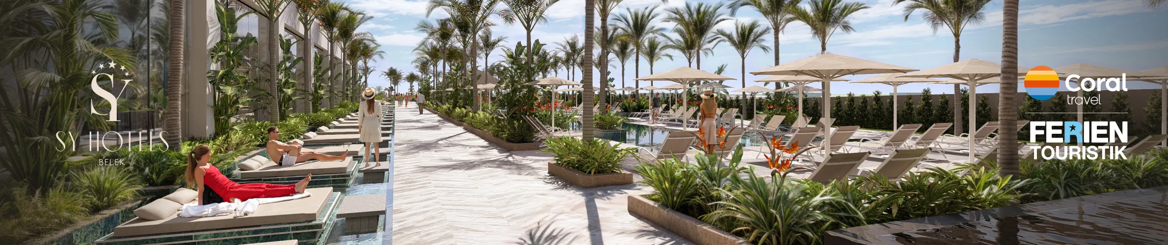 Poollandschaft im Hotel mit Sonnenliegen und Palmen