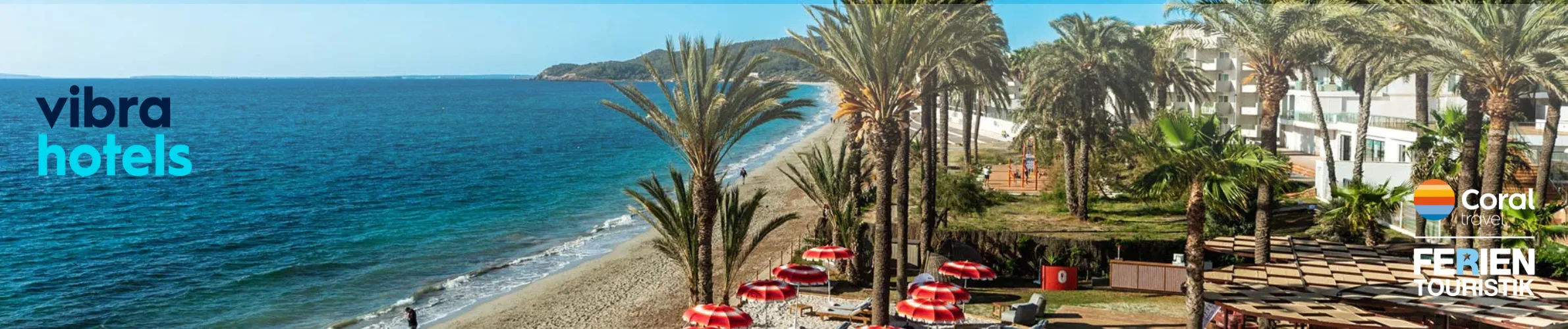 Hotelanlage mit Palmen am Meer