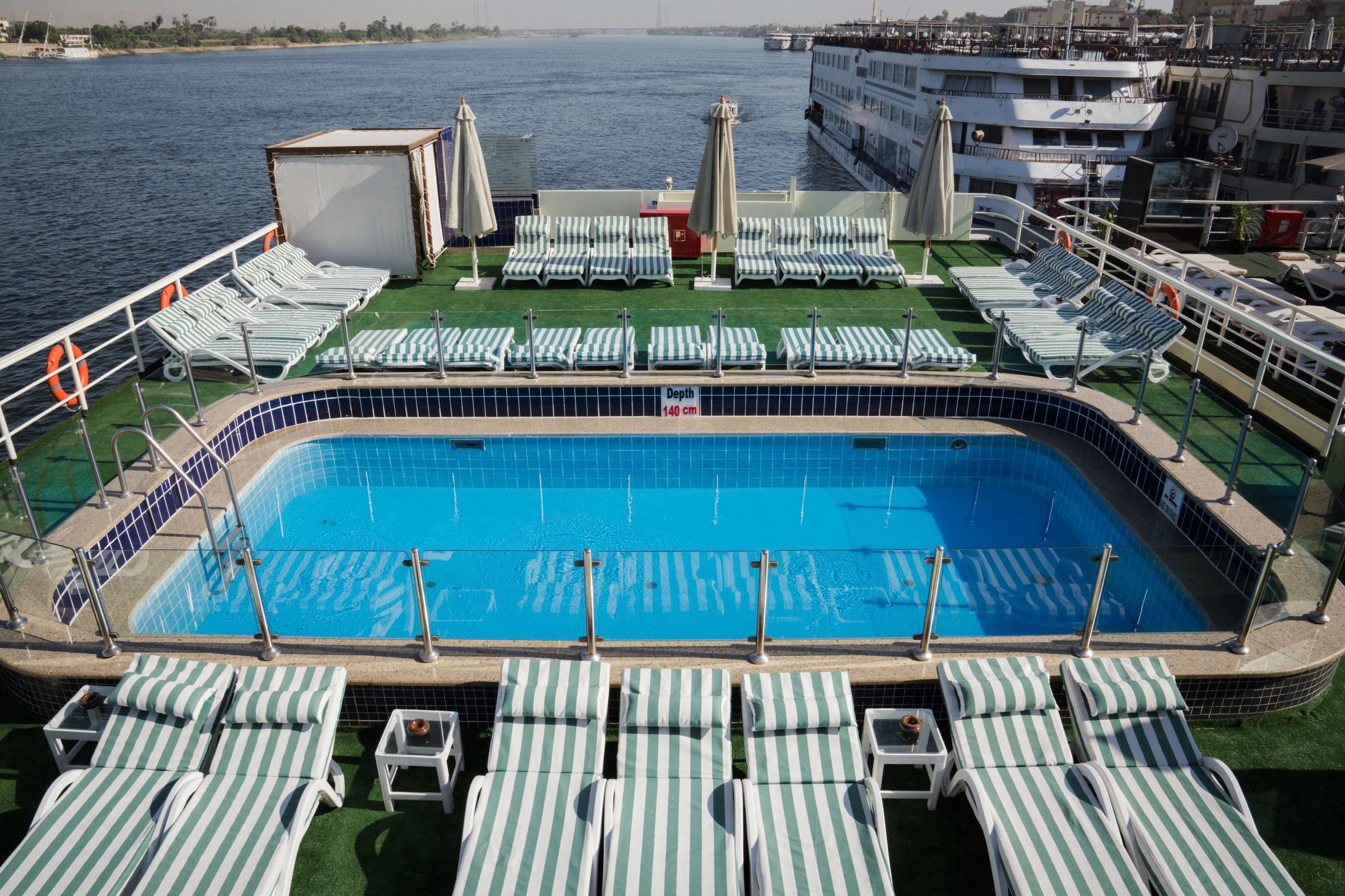 Pool im Hotel am Fluss